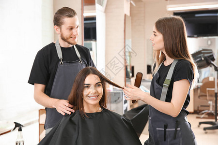美发师在沙龙与客户合作图片