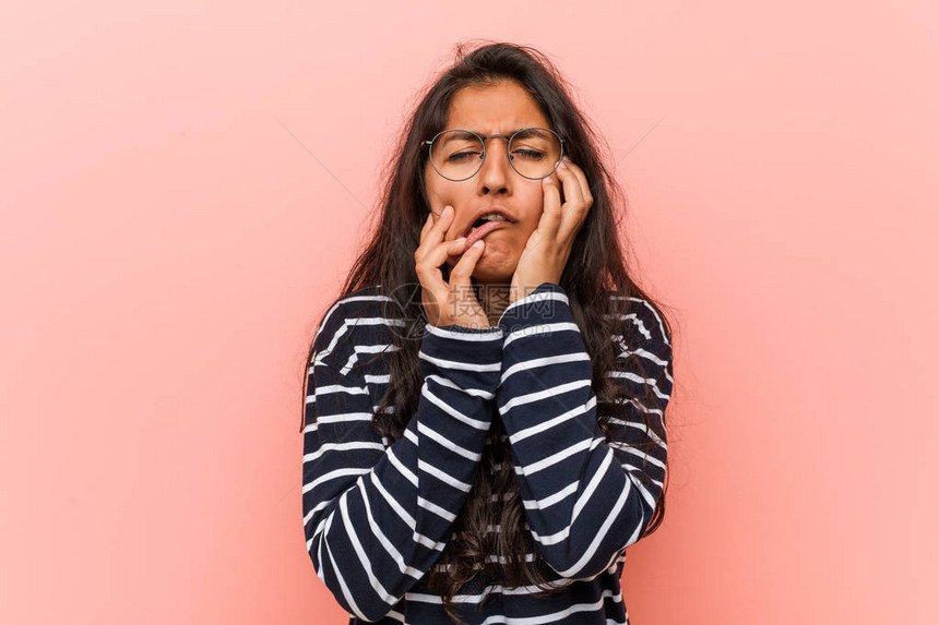 年轻的印度女知识分子抱怨图片