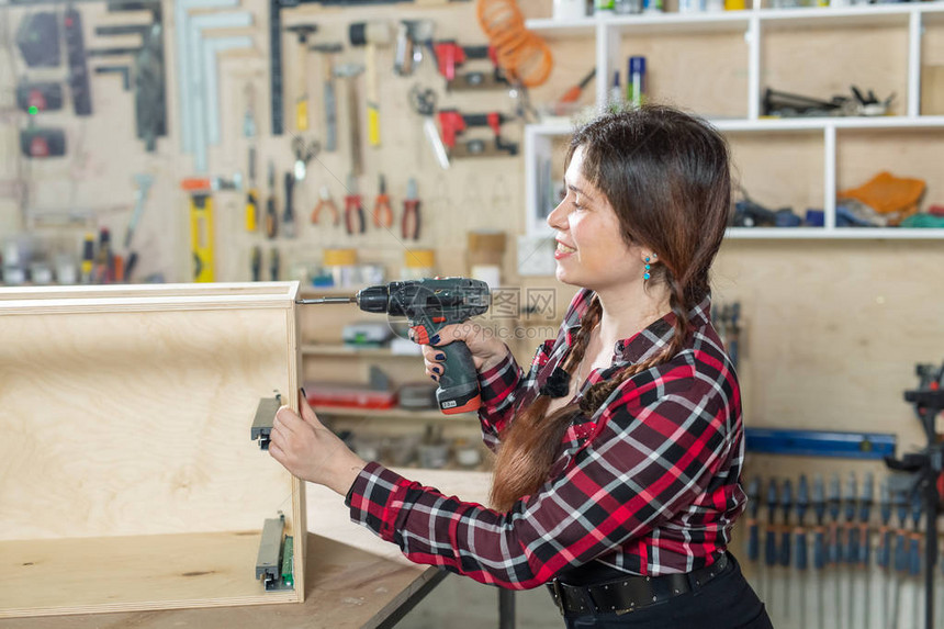 家具厂小型公司和女工概念工厂里图片