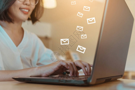 女手使用笔记本电脑发送和检索电子邮件图片