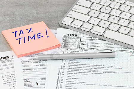 税务时间写在纸条上有税收图片