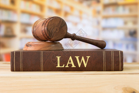 图书馆桌上有法官木槌的法律书法律教育法律书图片