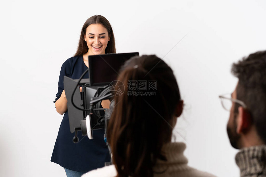 记者携带麦克风报导白背景新闻的女记者图片