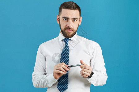 身着正装衬衫内容英俊留着胡子的商业分析师站在孤立的背景下图片