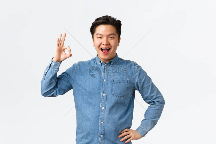 满意的自信微笑的亚洲男人图片