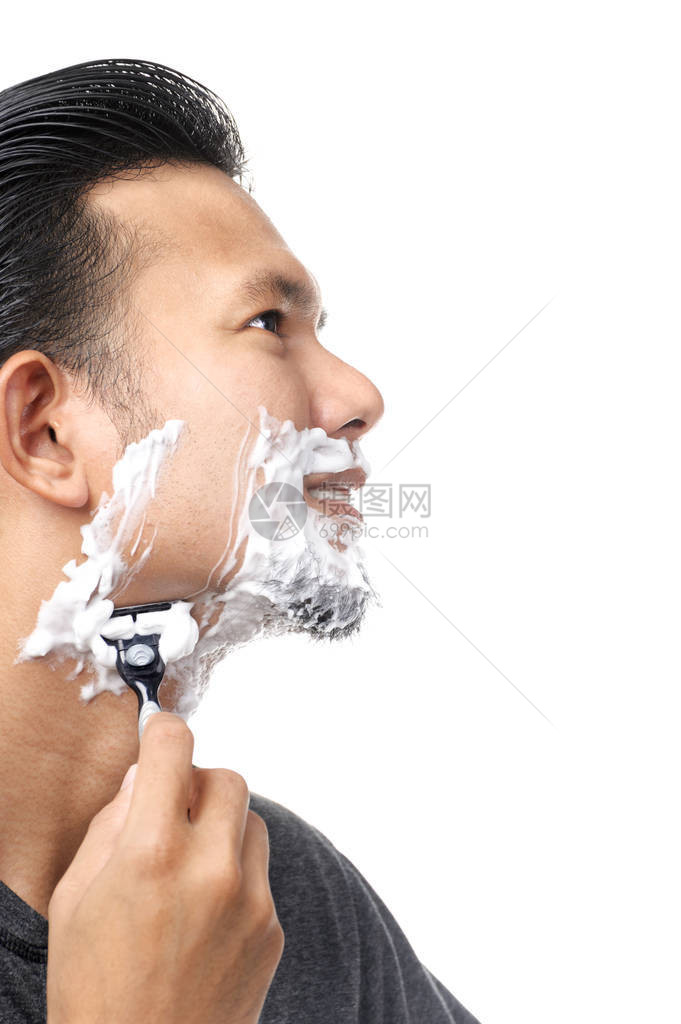 亚洲男人用剃刀刮胡子图片