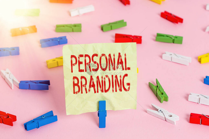 显示个人品牌的概念手写人营销自我形象作为品牌的概念意义实践彩色衣夹纸空提醒粉红色地图片
