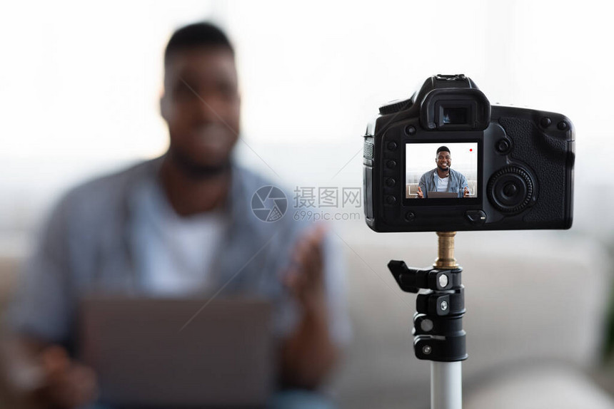 BlogonQuarantine关闭摄像头拍摄视频内容给非洲青年美国人在家中的影响力者在互联网上图片