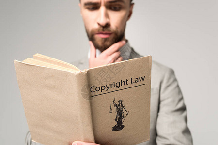 严重律师阅读书著作权法标题图片