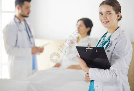 医生或护士在医院与病人交谈图片