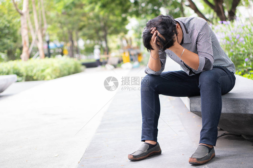 压力重的亚洲商人因工作问题而陷入抑郁图片