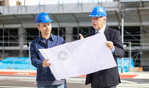 两名建筑设计师负责审查建筑工地的图片