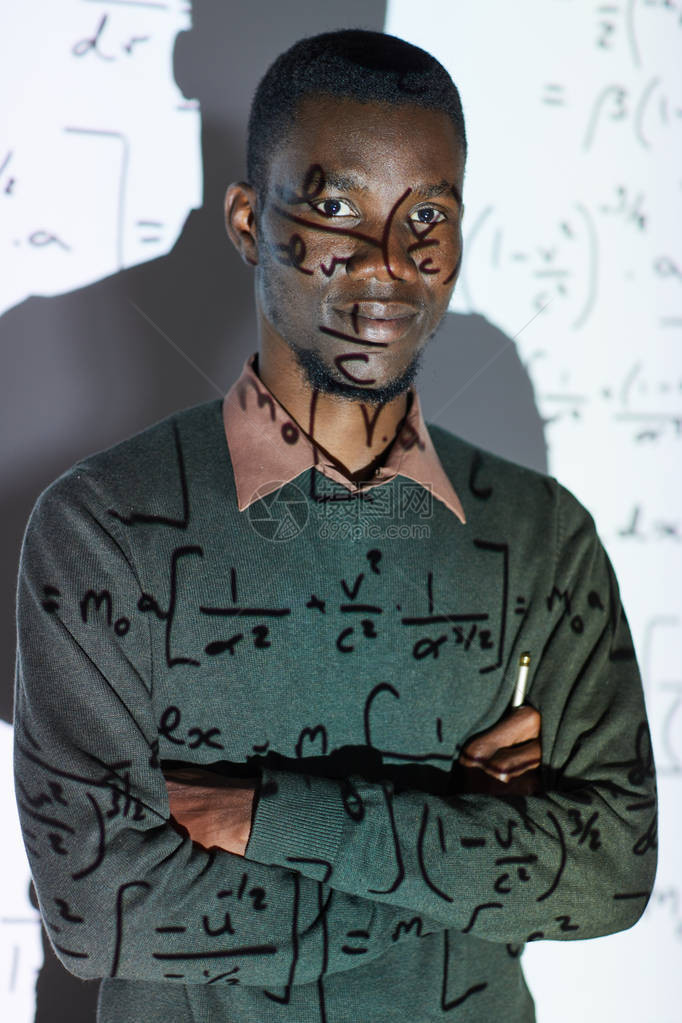 内容自信的年轻非洲裔美国数学教师身穿黑色毛衣站在会议室投影图片