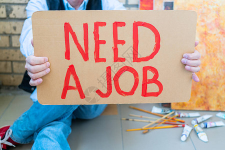 危机期间失业白人手里拿着海报寻找工作没有图片