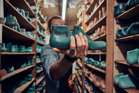 他的新项目终于在储藏室找到了正确的鞋型图片