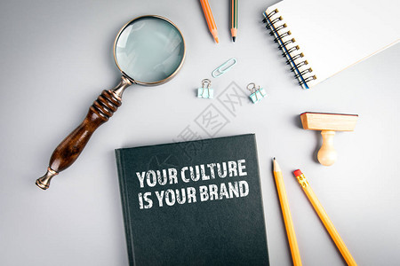 你的文化就是你的品牌知识技能和营销理念黑书封面和灰色桌图片