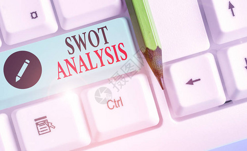 显示Swot分析的书写笔记用于评估公司竞争地位的框图片