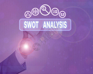 显示Swot分析的书写笔记用于评估公司竞争地位的框图片