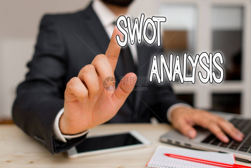 手写文本Swot分析用于评估公司竞争地位的概念照片框架男穿正装展示使用高图片