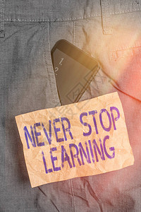 继续教育的商业概念和在长裤前口袋纸中成为有竞争力的智能手机装置的技术图片