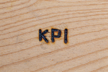 缩写KPI关键绩效指标在胶合板表面用电动木材燃图片
