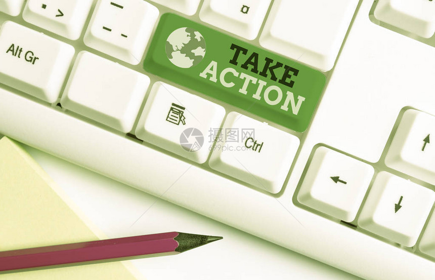 写笔记显示采取行动建议某人立即做某事或反应的商业概念白色pc键盘图片