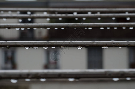 雨后金属条上的水滴图片