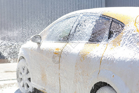 洗车时泡沫中的现代汽车图片