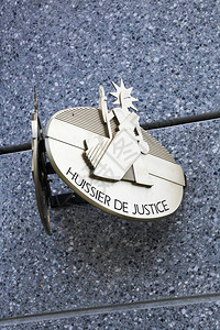 法警大楼上一个称为法文司法的标牌图片