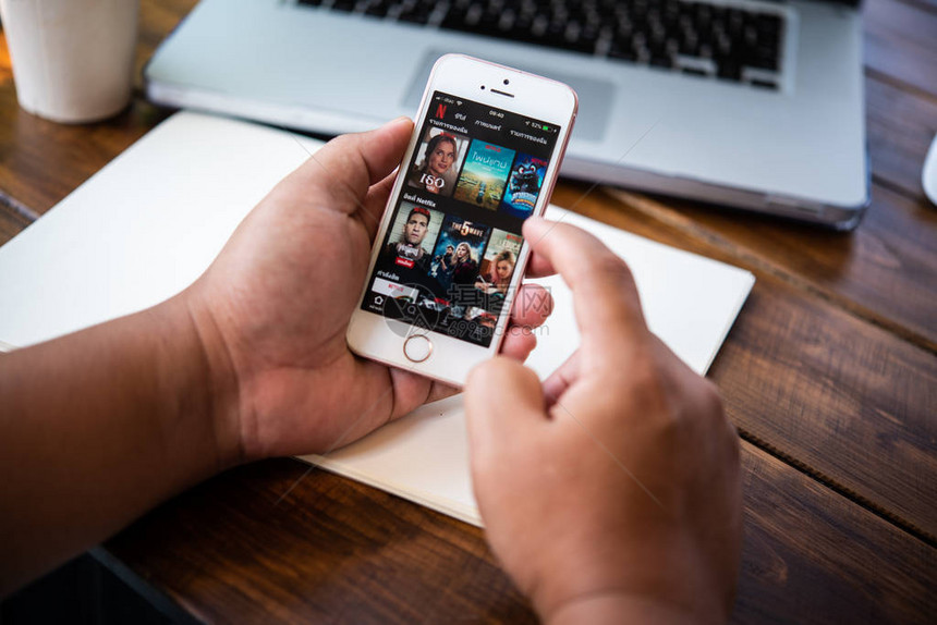 社交网络Netflex屏幕服务IPhoneSE是领先的社交网站图片