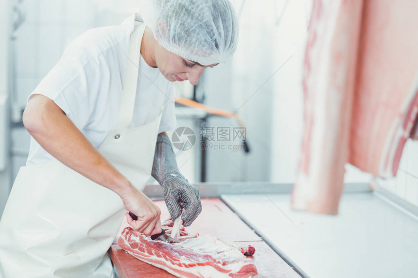 在屠宰场切猪肉图片