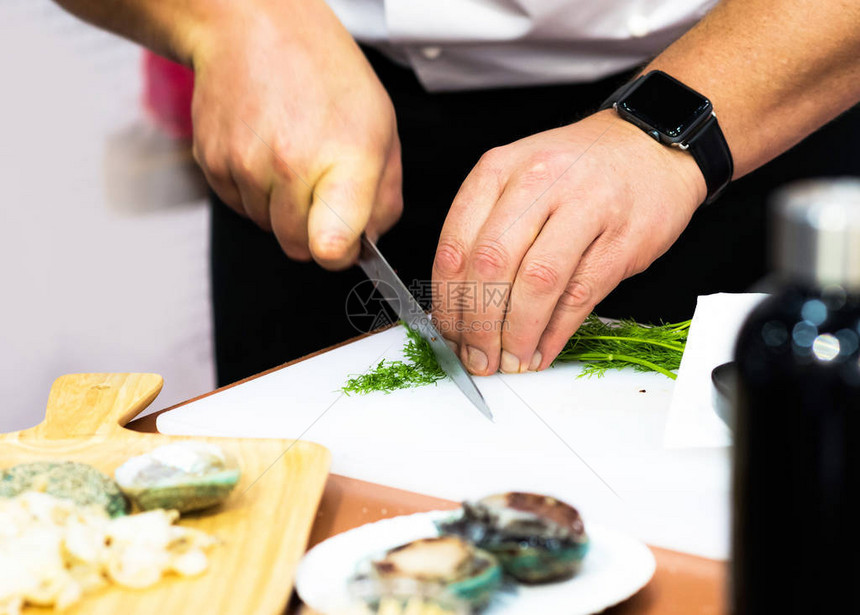 厨师烹饪厨师在厨房准备食物图片