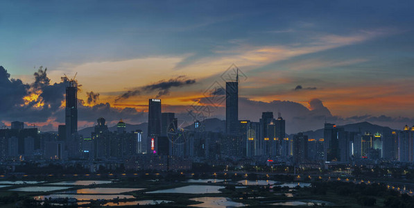 深圳市黄昏时的天线从图片