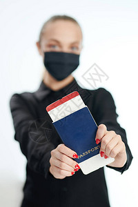 妇女持有的护照和机票背景模糊图片