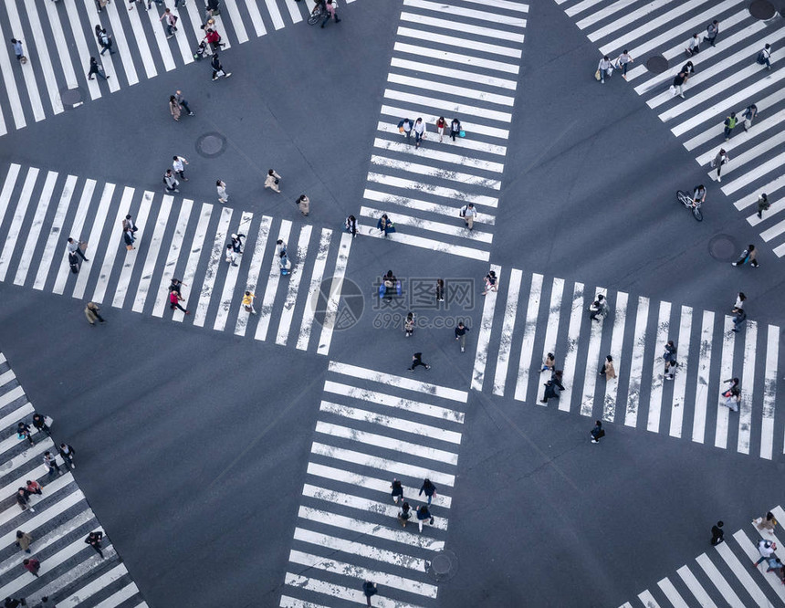 横过街口的人行走标志城市交图片