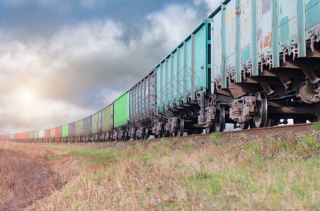 货运列车通过货物集装箱运输铁路车辆图片