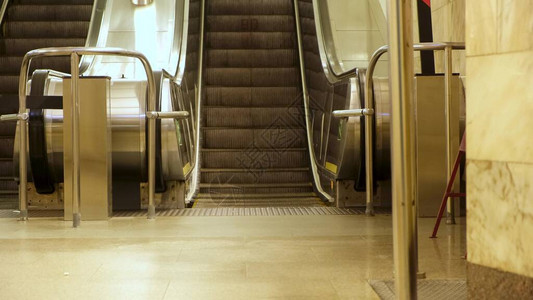 地铁站和上下移动的自动扶梯图片