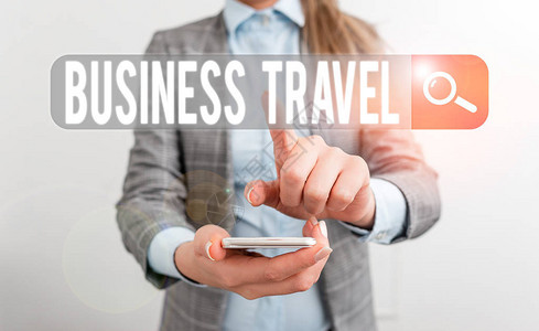 显示商务旅行的书写笔记代表公司前往一个或多个目的地商业概念与手机和女商背景图片