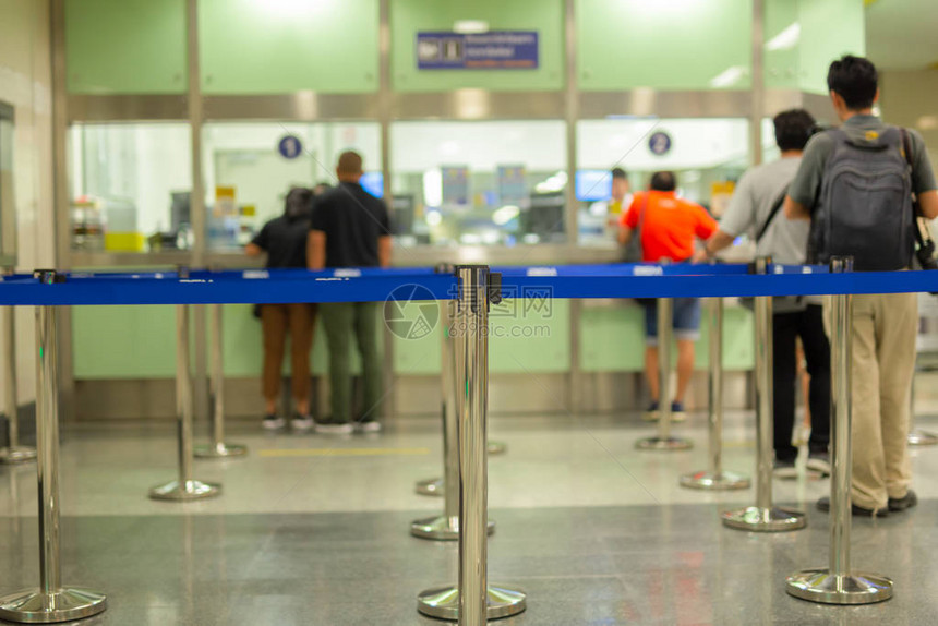 旅游乘客在地铁站办理登机手续图片