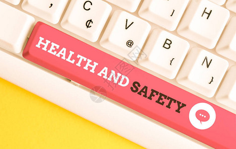 政策与法规显示健康和安全的书写笔记旨在防止工作场所事故的程序的商业概念白色pc键盘与白色背景背景
