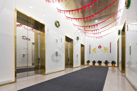 现代办公大厅的电梯间背景图片
