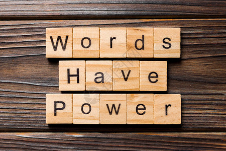 单词在木块上写有能量字单词将电力文本放在桌面图片