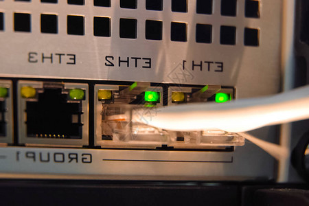 一个工作服务器互联网电线和服务图片