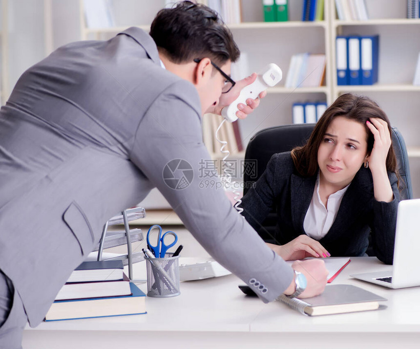 男女之间的办公室冲突男女在图片