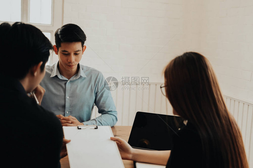 人力资源经理面试职位空缺的候选人申请人解释职图片