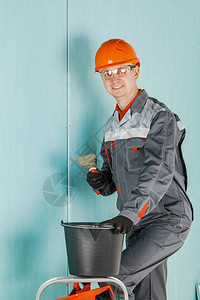 修复广告概念建造者泥水匠修理工戴头盔的工头一个微笑的人拿图片