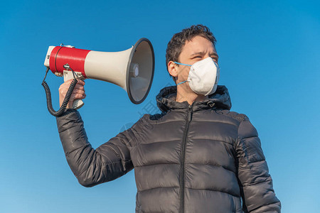 这名年轻人正在收听关于世界冠状流行的新消息和新消息图片