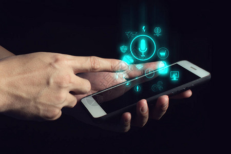 商人手指触摸屏幕智能手机设备连接到社交网络互联网数字与数据安全图片