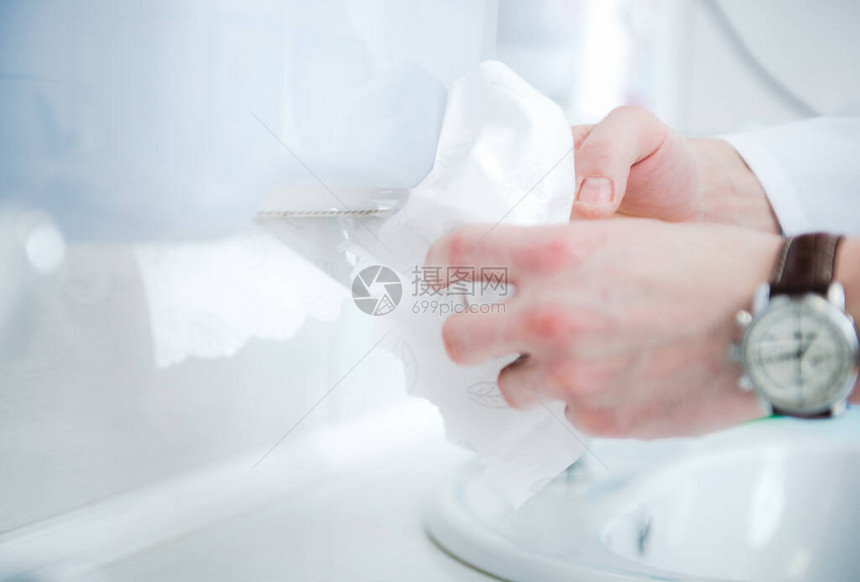 白人男在浴室用可处置纸巾擦干图片