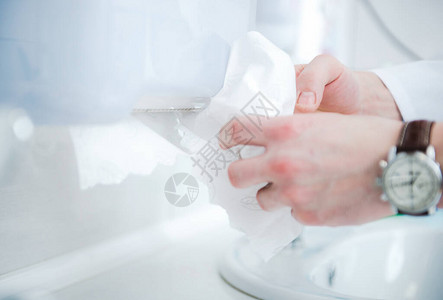 白人男在浴室用可处置纸巾擦干图片